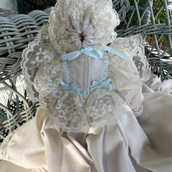 1992 GUNNY, 10 1/2” PORCELAIN DOLL WITH CLOTH BODY. - Picture 12 of 14